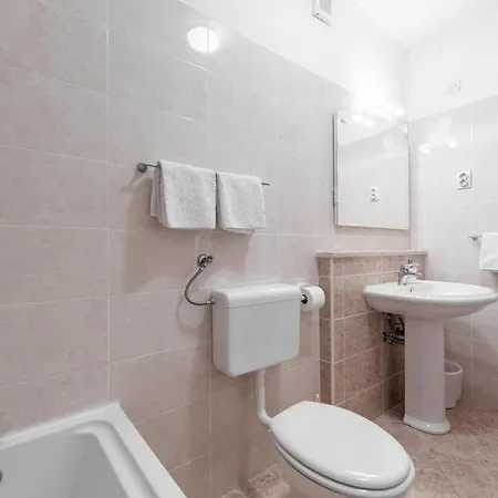 Sanja, Centar, Outside Separate Entrance *