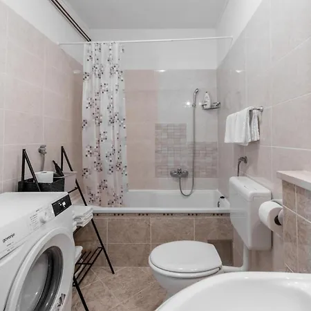 Sanja, Centar, Outside Separate Entrance *